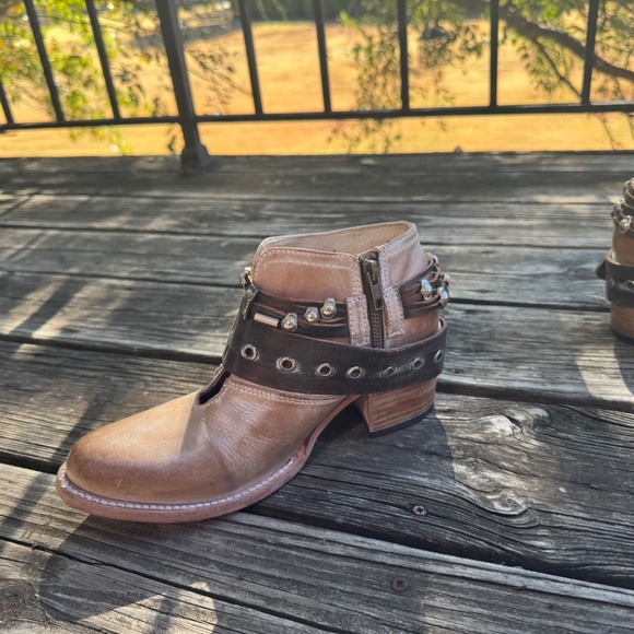 Freebird booties size 8 - Picture 2 of 3